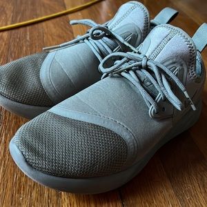 Selling Nike sneaker. Great for casual wear, great for hiking/sport activities